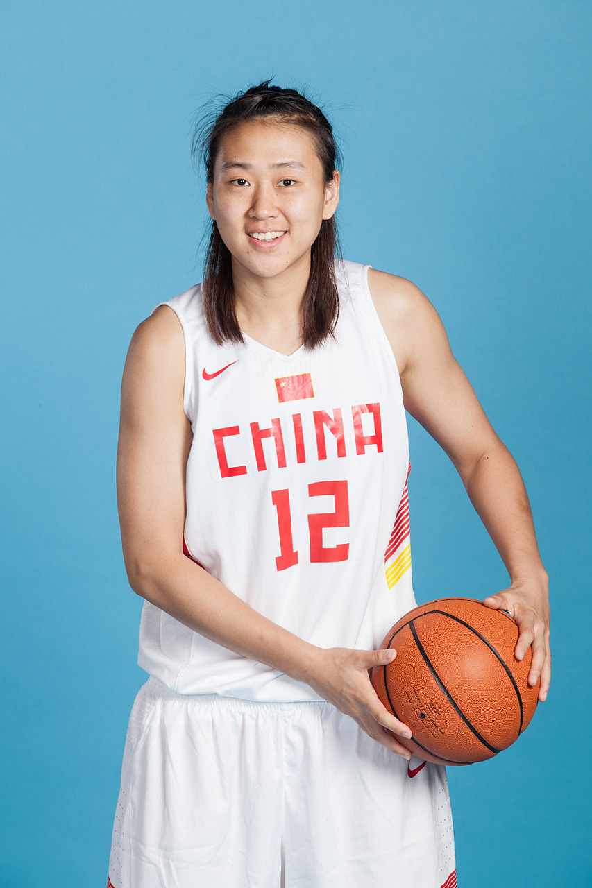 中国篮球明星李梦宣布与男友张隆即将结婚,这一消息迅速在篮球界和