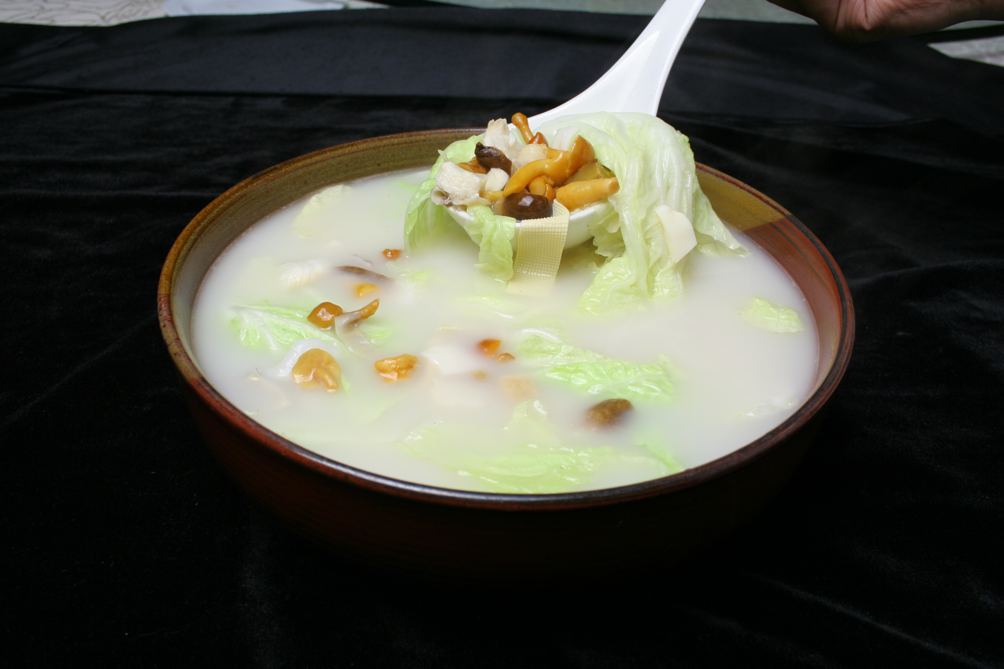 每日推荐六道菜:用这六道美食,治愈你的胃 浓汤杂菌煲白菜