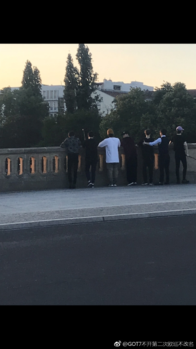 七个人排排站看夕阳 巴黎街头got7被花式路拍