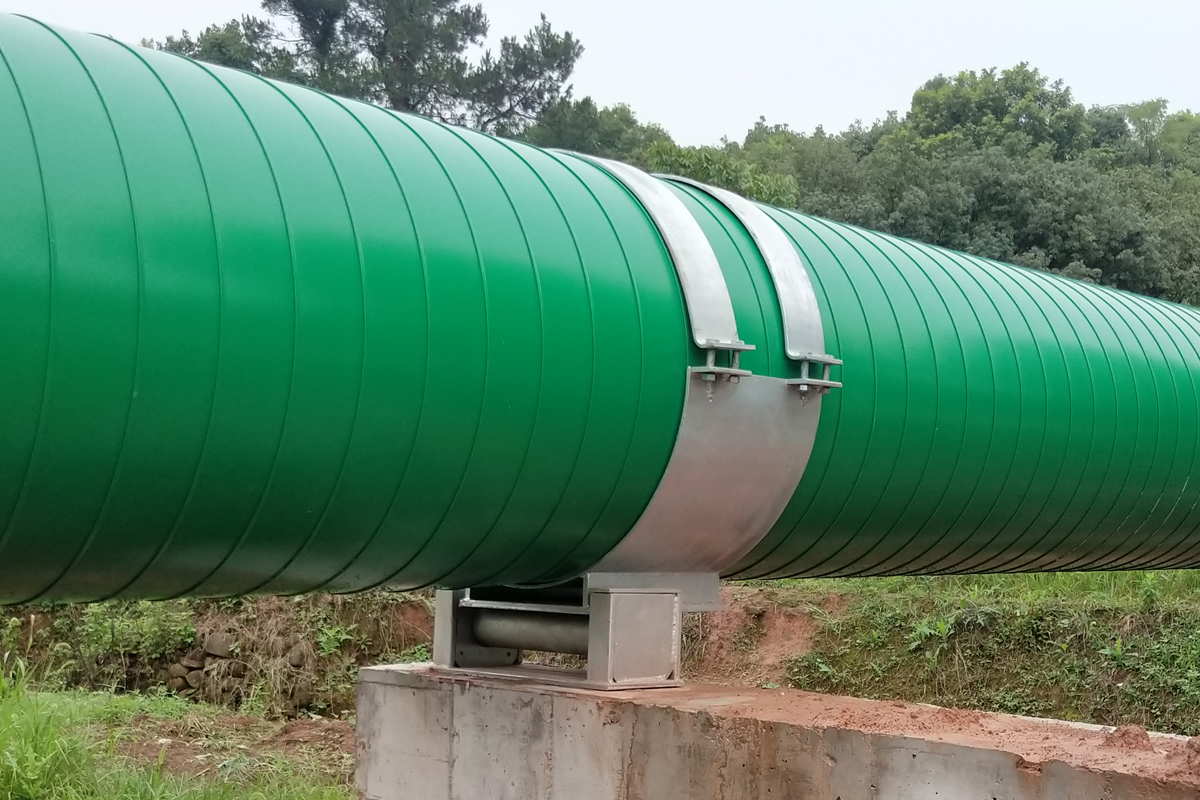 预制架空蒸汽保温管管道堆放区域应平整,无碎石等坚硬杂物;堆放后应垫