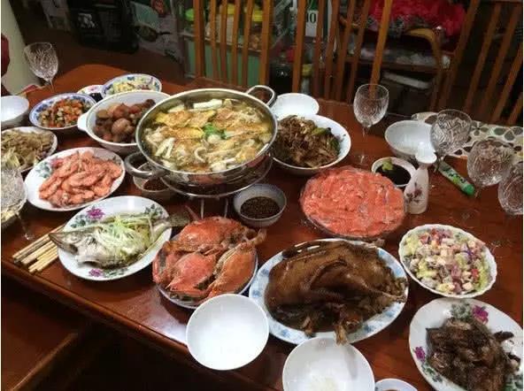 看看80年代的年夜饭,再看看现在的年夜饭,网友:生活没以前好?