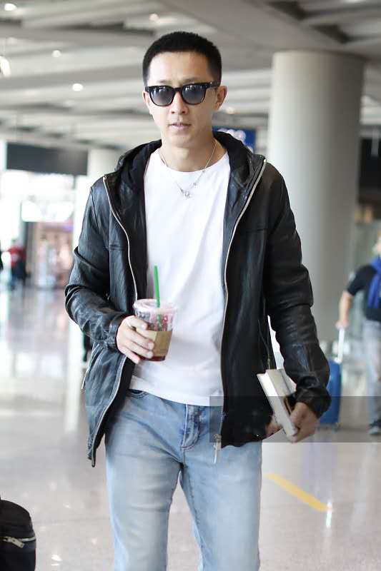 韩庚剪寸头超硬汉,黑皮衣配牛仔裤气场足,却穿1千块球鞋接地气