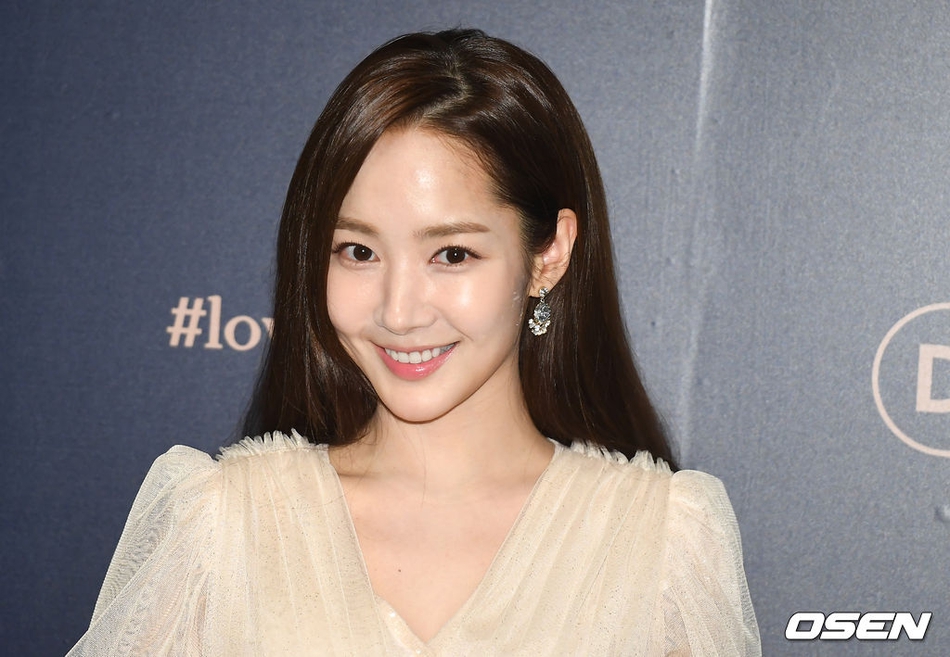 朴敏英是韩国十分出名的女演员,之前她是以航空模特出道然后成为的