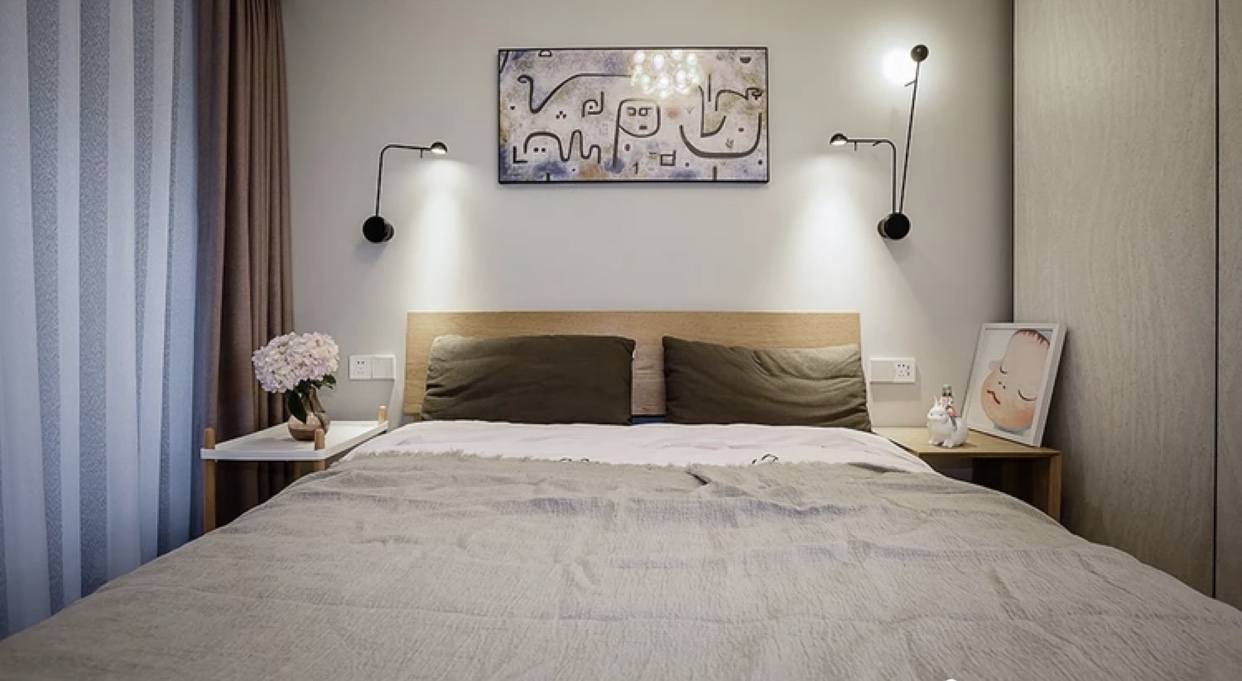 次卧的床头装饰画使从法国买的,艺术气息满满,床头灯就是网上淘的,也