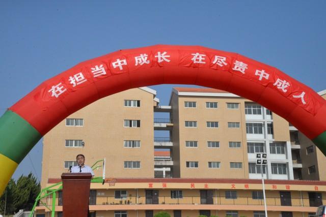 招远一中举行高三学子成人礼仪式,1500余名同学走过"成人门"