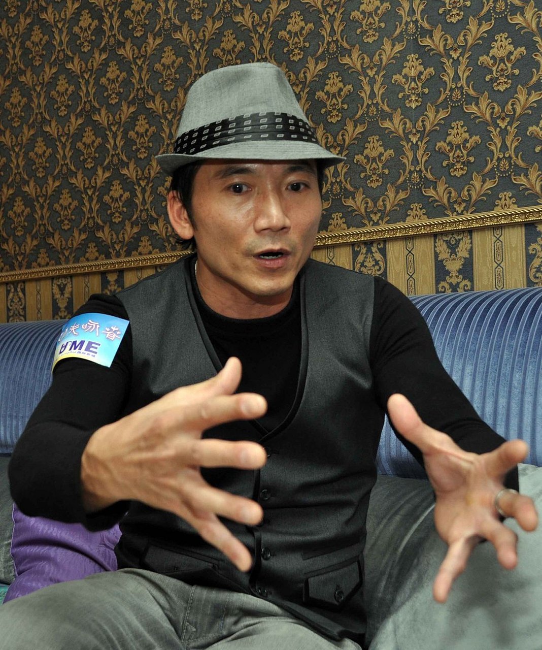 曾有一场访谈,主持人向邹兆龙打听关于电影《黑客帝国》的分红时,他