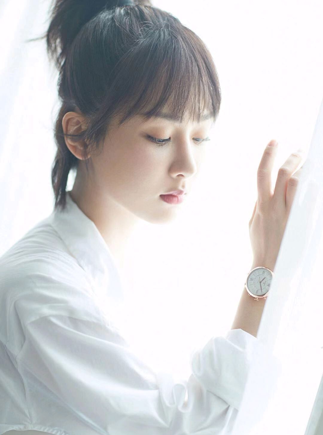 杨紫放飞自我秒变女汉子,居然戴着墨镜饮酒?这造型霸气侧漏啊!