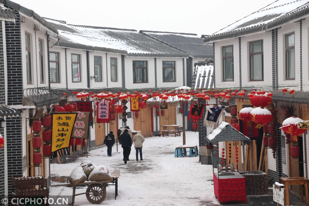 2月14日,游客在河北省邯郸市永年区广府古城景区欣赏雪景