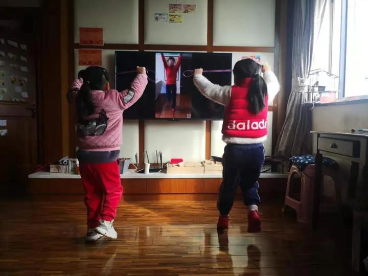 文龙巷小学开学第一件事,全校师生上了一节体育课