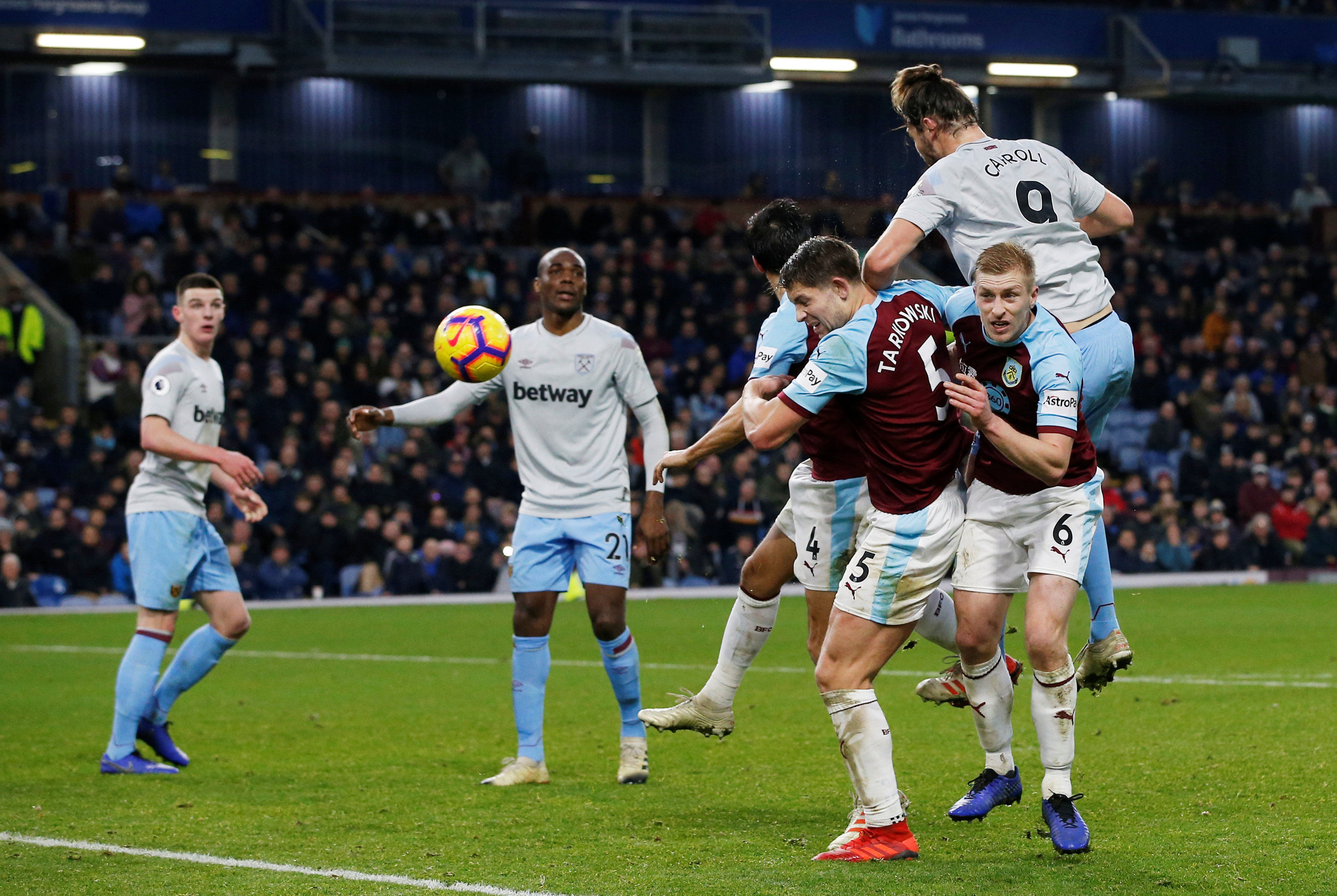 足球——英超联赛:伯恩利胜西汉姆联