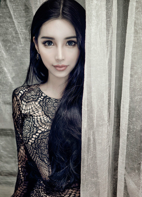 异域风情电眼美女蕾丝裙性感写真