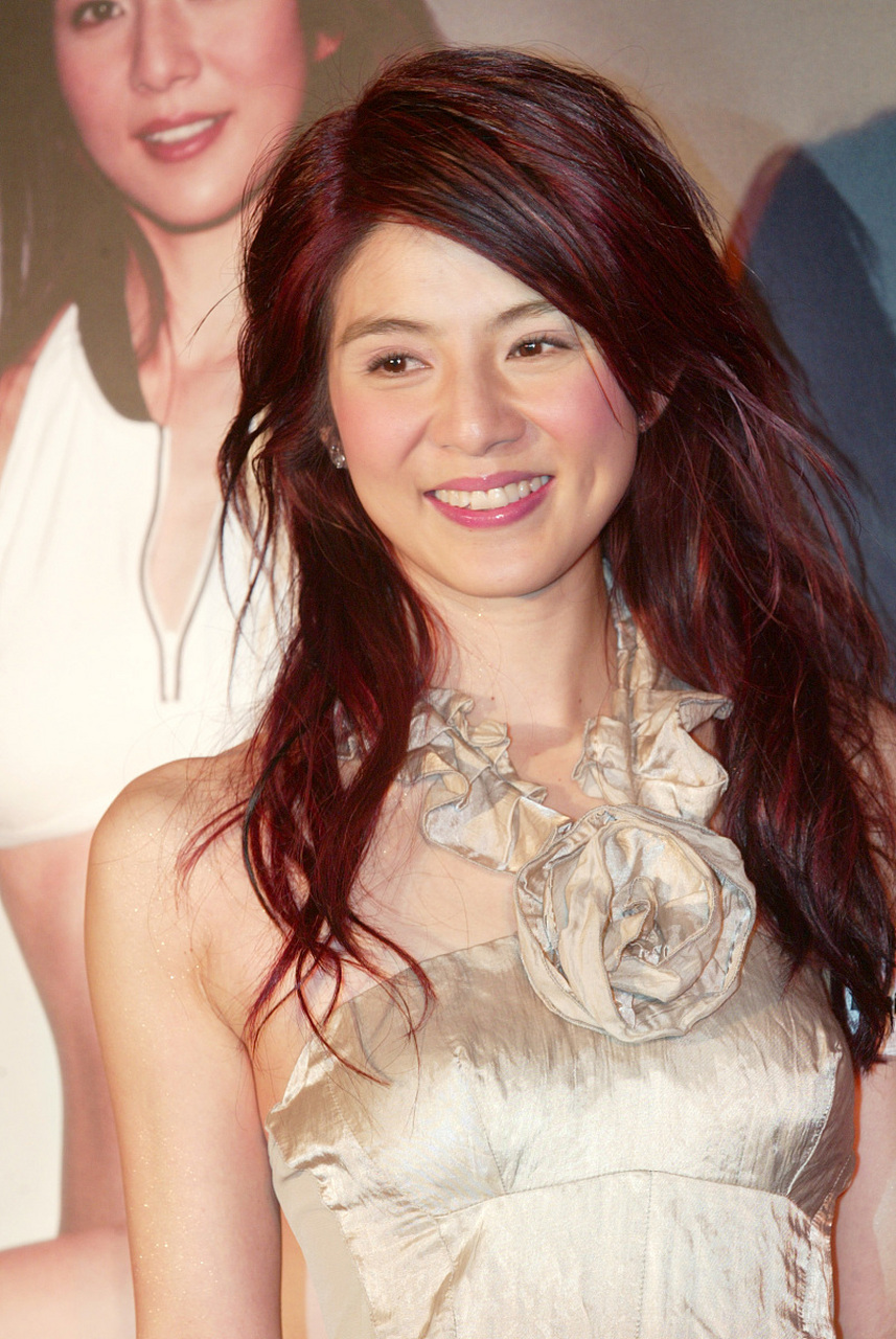 尽管已年届52,洪欣依然散发强烈的青春气息,难以察觉她的年龄.