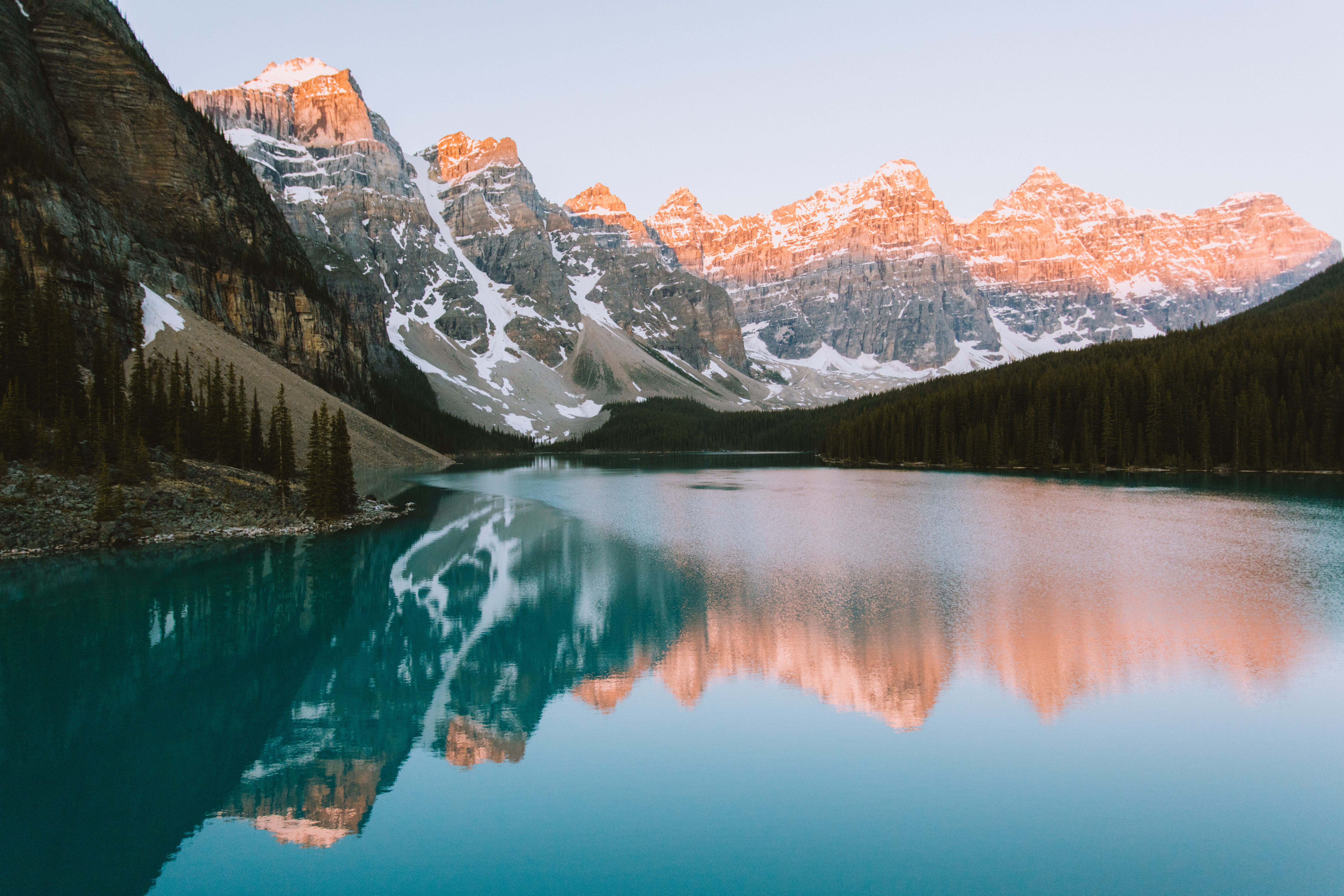 梦莲湖非常美丽,湖水清澈见底,而且非常静,静得像一面镜子,和蔚蓝的