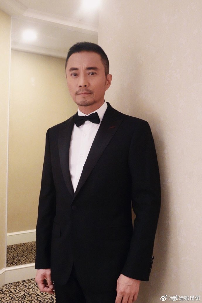 高晓松模仿小丑自拍# 眼睁睁的看着#高晓松# 沦落成这个样子,心里可