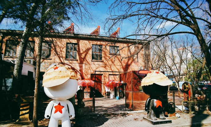 798艺术区位于北京朝阳区酒仙桥街道大山子,故又称大山子艺术区