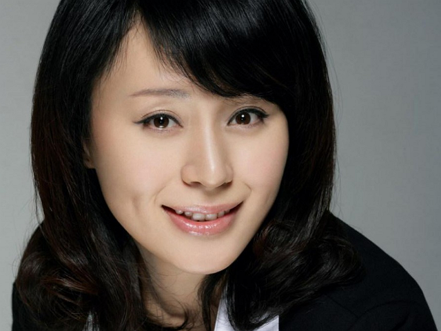 中年演员太艰辛,43岁没戏拍在家当主夫,被妻子颜值抢镜!