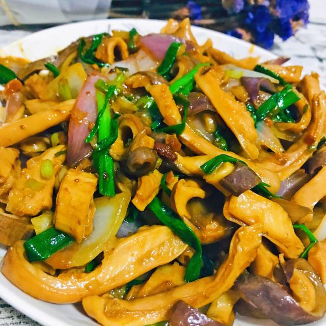 洋葱炒猪肚,简直不能更香的一道菜了,吃着都要流油了