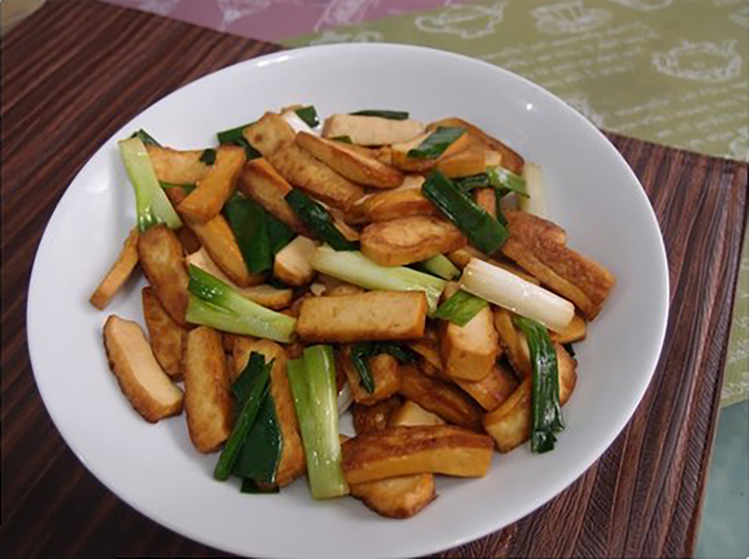【葱烧豆干】食材:豆干12片,葱4支.