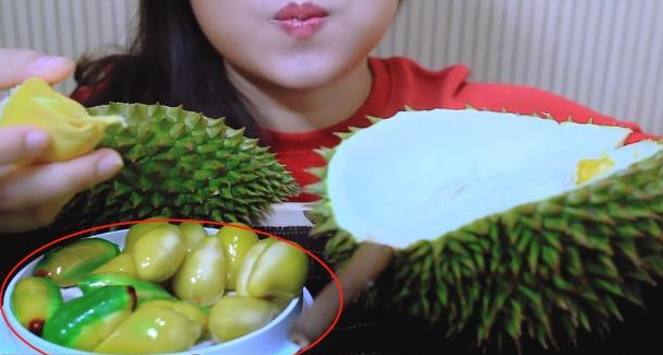 小姐姐吃"榴莲,看到旁边的食物后,粉丝:你是在"炫富"吗?