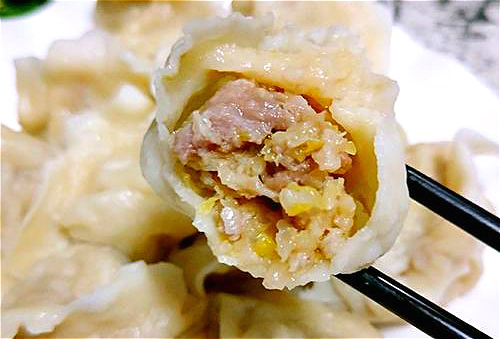 饺子好吃要靠馅,如何调酸菜肉馅?快来看,鲜嫩多汁的技巧全在这