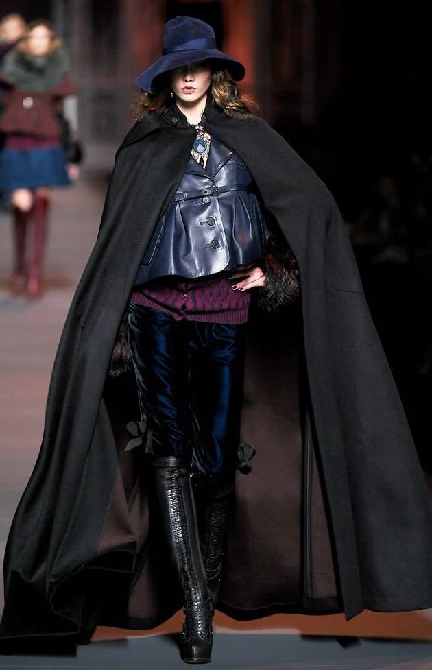 其实这样说也不对,因为小kk刚出道就是迪奥秀场的宠儿,尤其是海盗爷