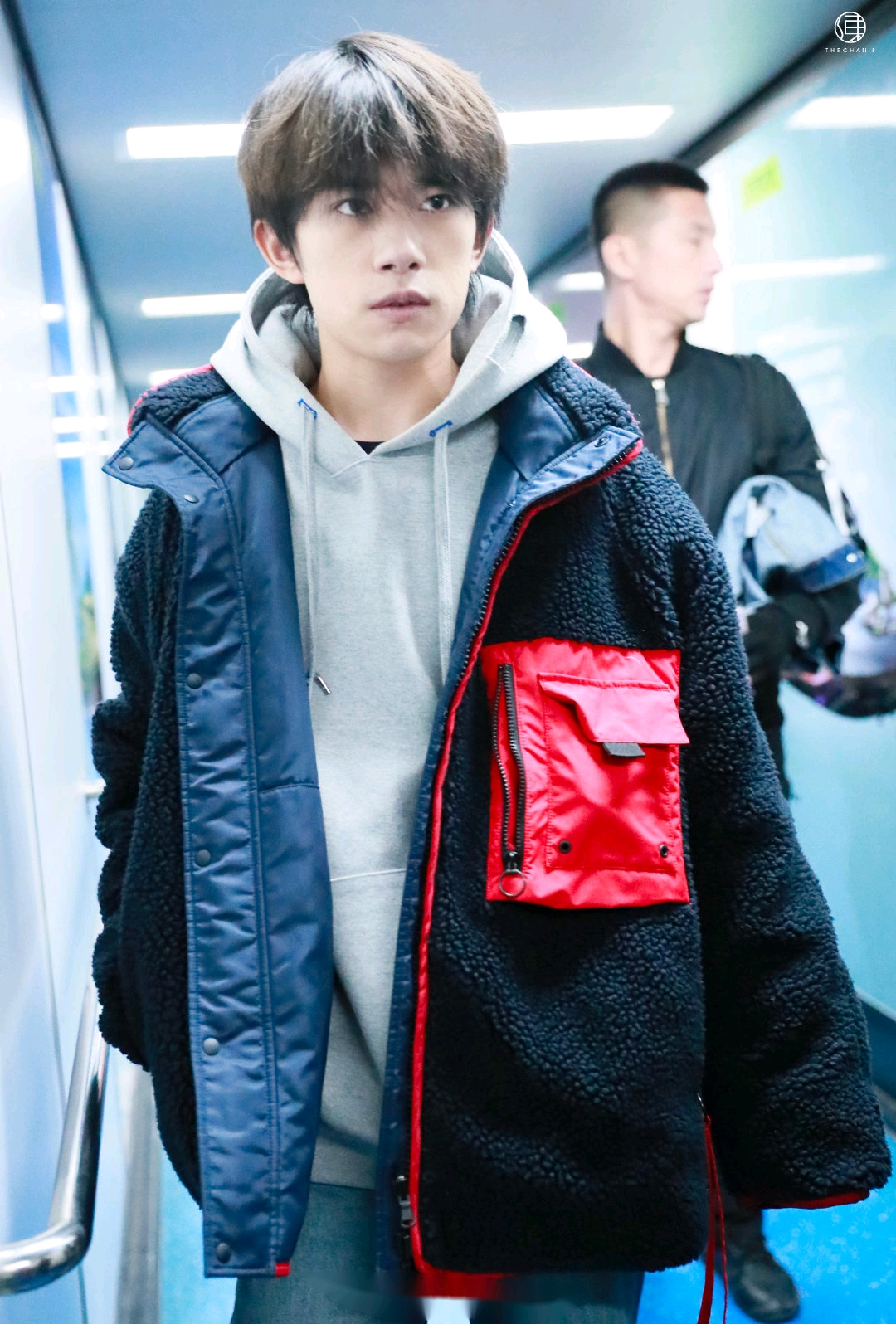 易烊千玺现身长沙机场,大佬的简约冬日穿搭超级好看