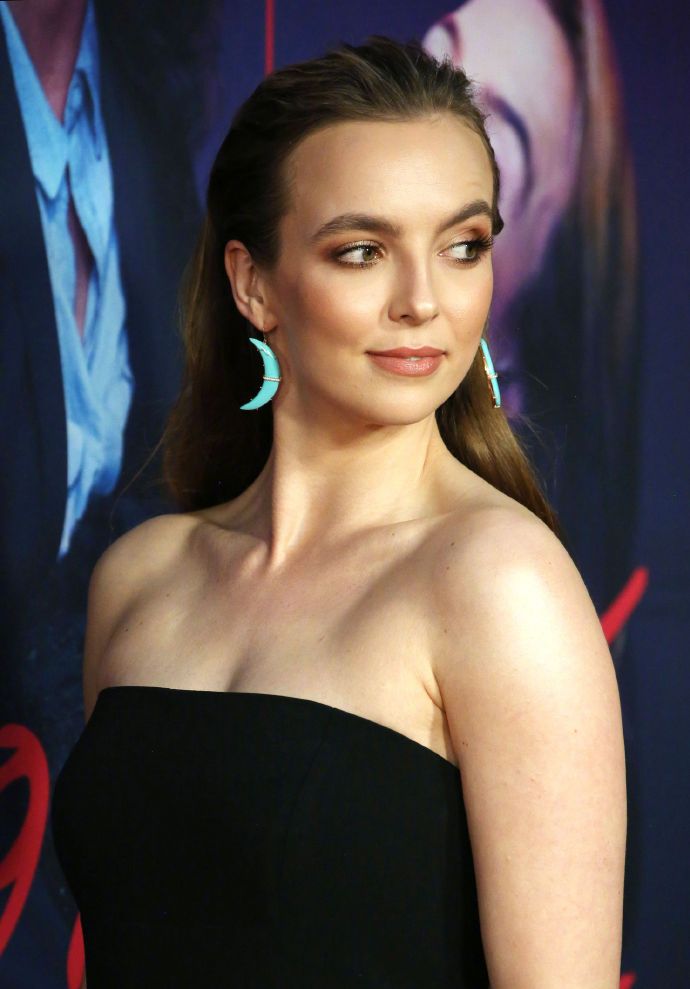 jodie comer 现身电影首映礼,娇羞可爱露出美背!