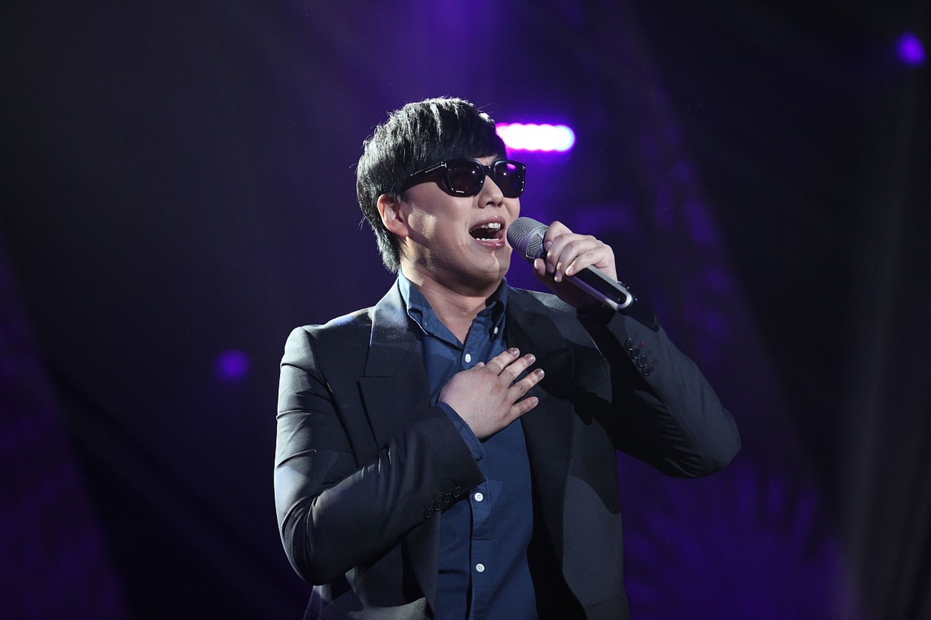 【歌手萧煌奇摘墨镜自证假盲人传闻】 6月21日,网友爆料称歌手萧煌奇