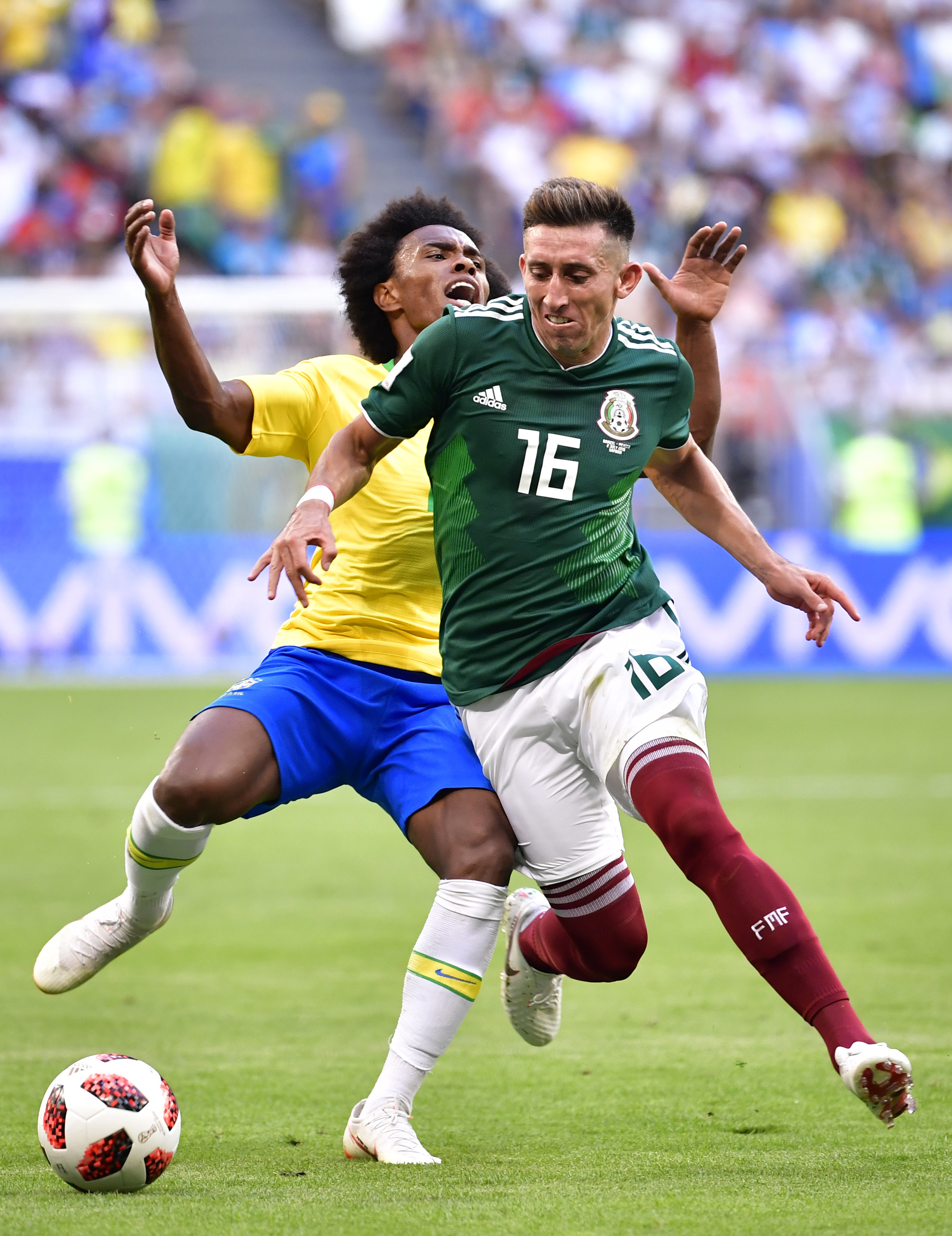 足球——八分之一决赛:墨西哥队对阵巴西队(26)