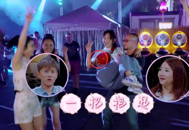 谢娜被外国人公主抱,老外手的位置太尴尬,张杰:还好有包挡住!