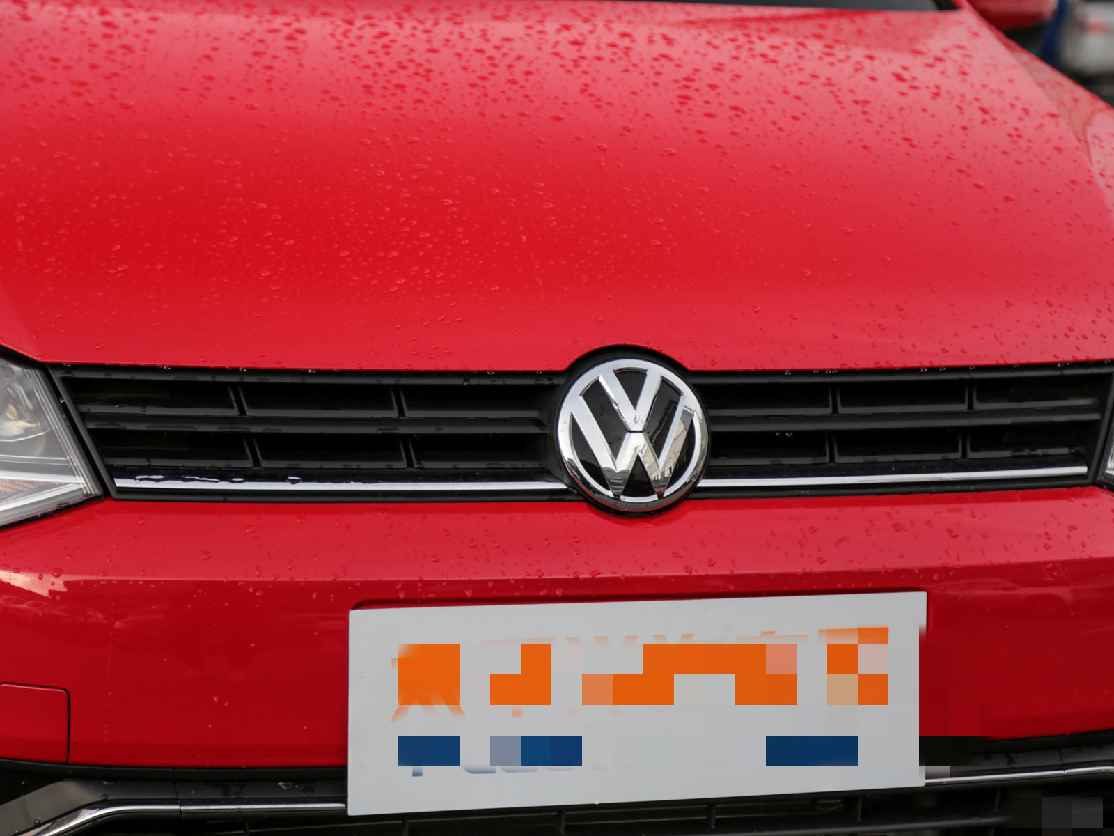 这款车的车标看起来还是十分精美的,让人喜欢