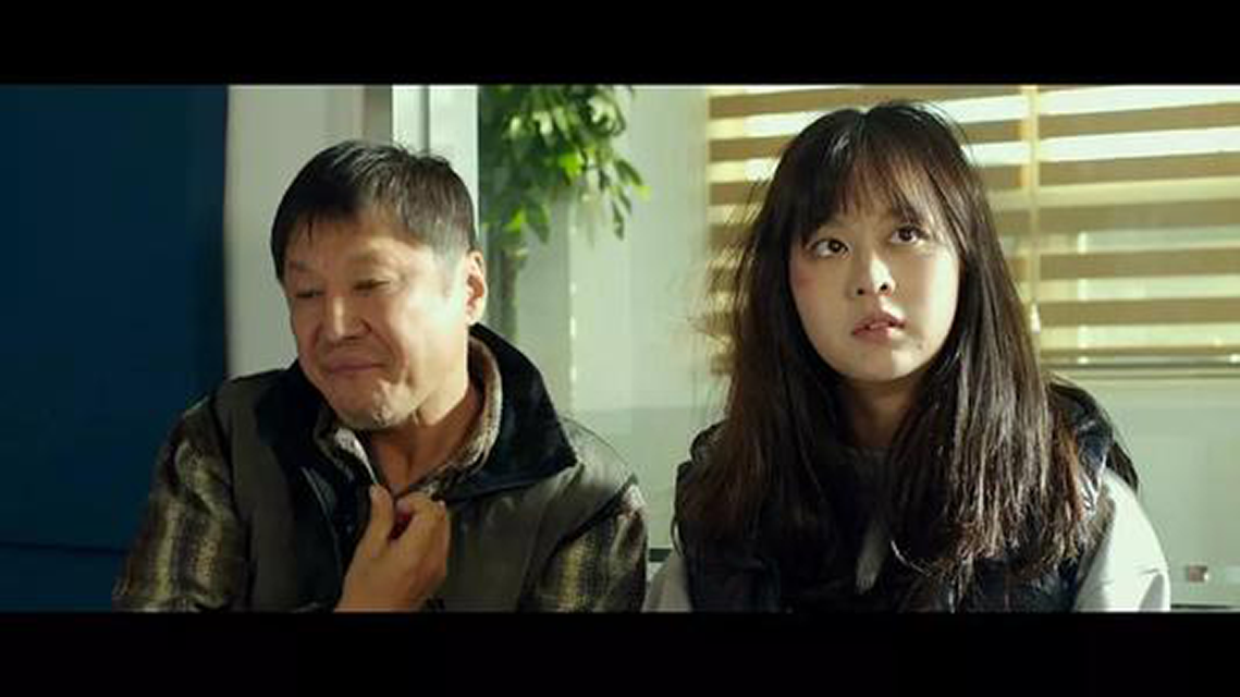 豆瓣7.2|《蚯蚓》校园暴力,脑瘫父亲为女复仇