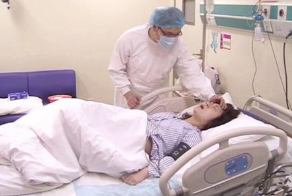 40岁高龄产妇忍受剧痛决心顺产,产房内号啕大哭,准爸心疼落泪!