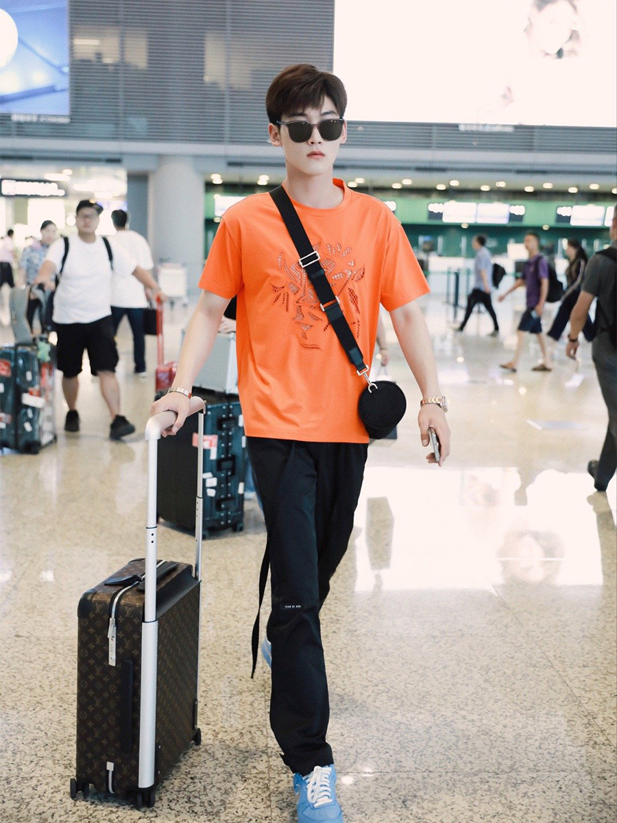 "八王爷"邢昭林真大胆,t恤镂空大秀身材,却被鞋子抢镜了?