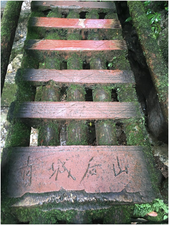 青城山出行 由于台阶比较多,拍照和走路相对来说都比较困难,经过长