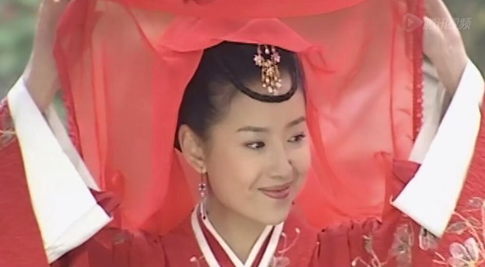 董洁饰演的祝英台,新娘装扮只有一支额顶上戴的流苏金钗,出落得天然