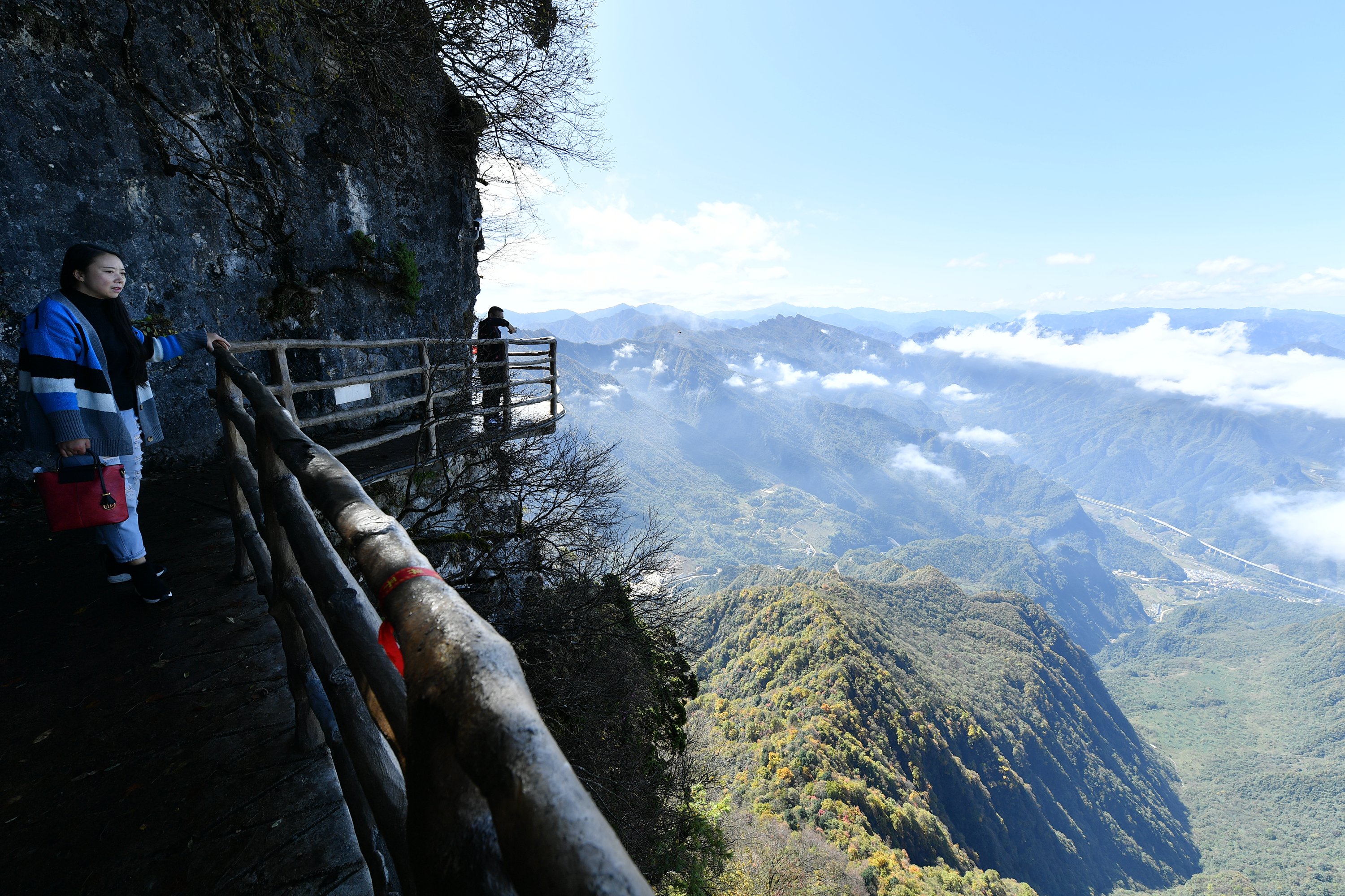 陕西南郑:龙头山色美 苍茫云海间