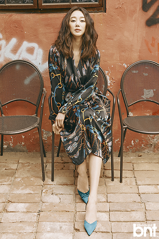 崔汝真拍写真 花纹连衣裙衬托女性魅力