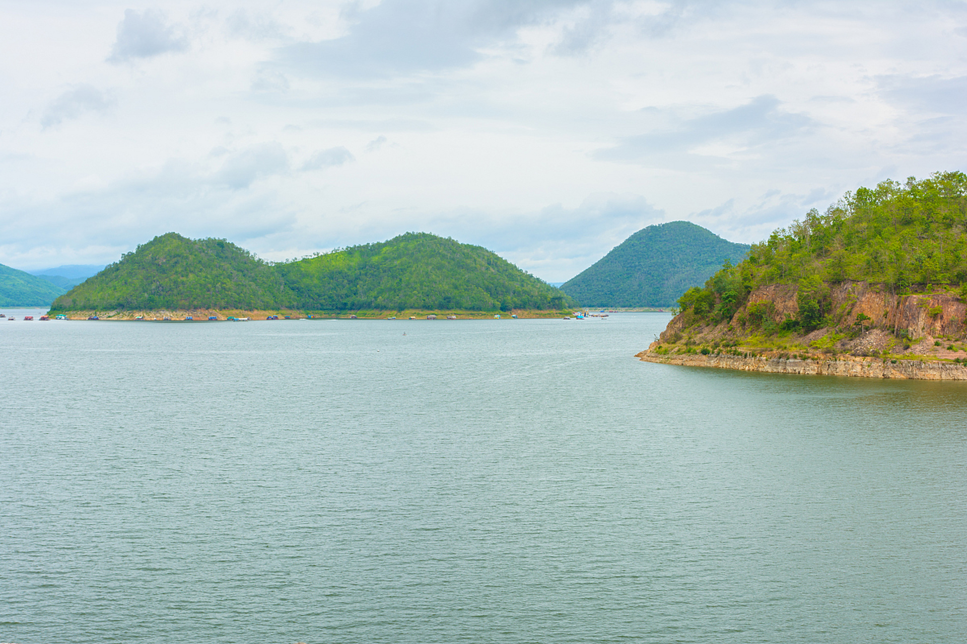 陆水湖风景区是赤壁市一处以山幽,林绿,水清,岛秀闻名遐迩的旅游胜地