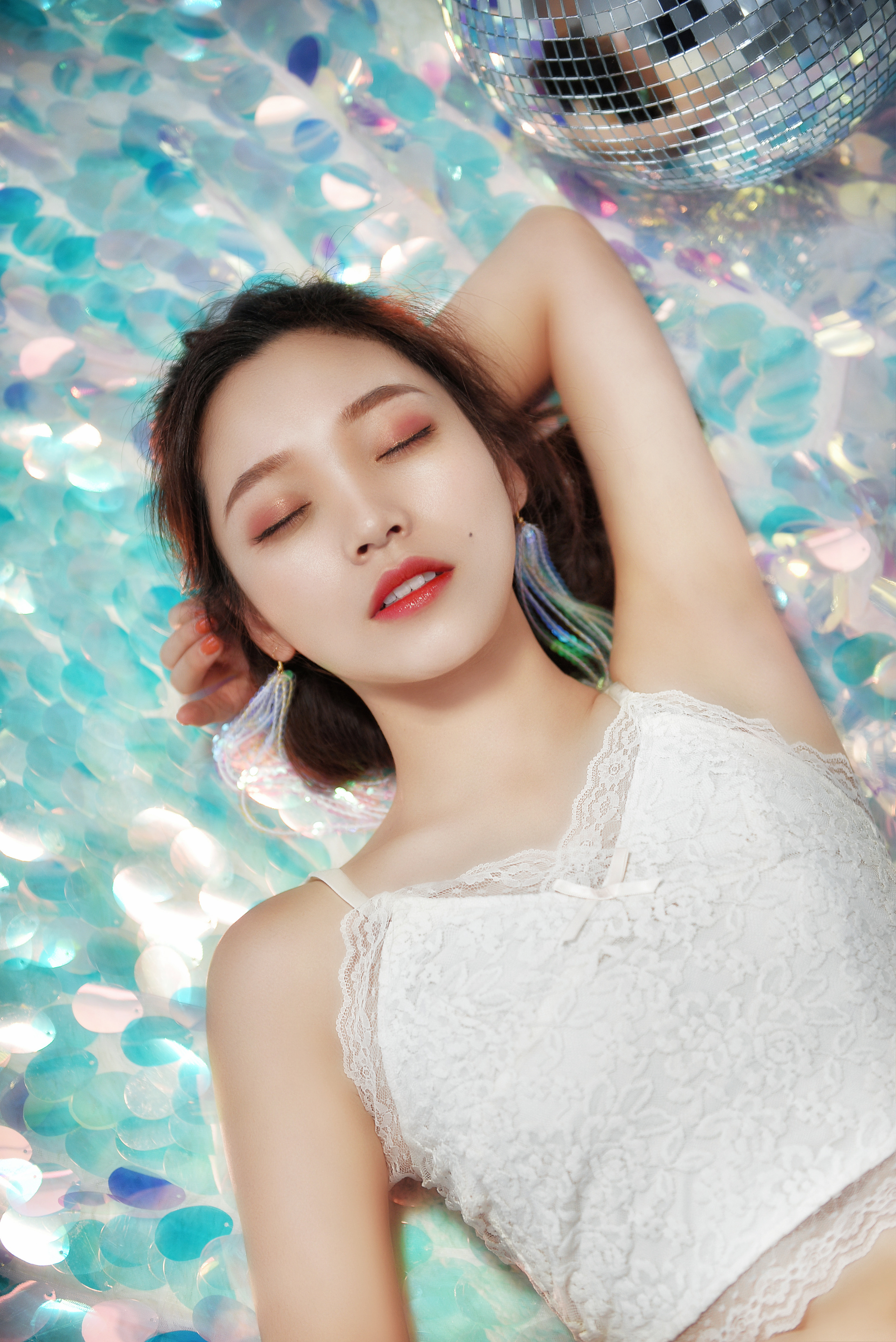 蕾丝长裤美女 若隐若现的美
