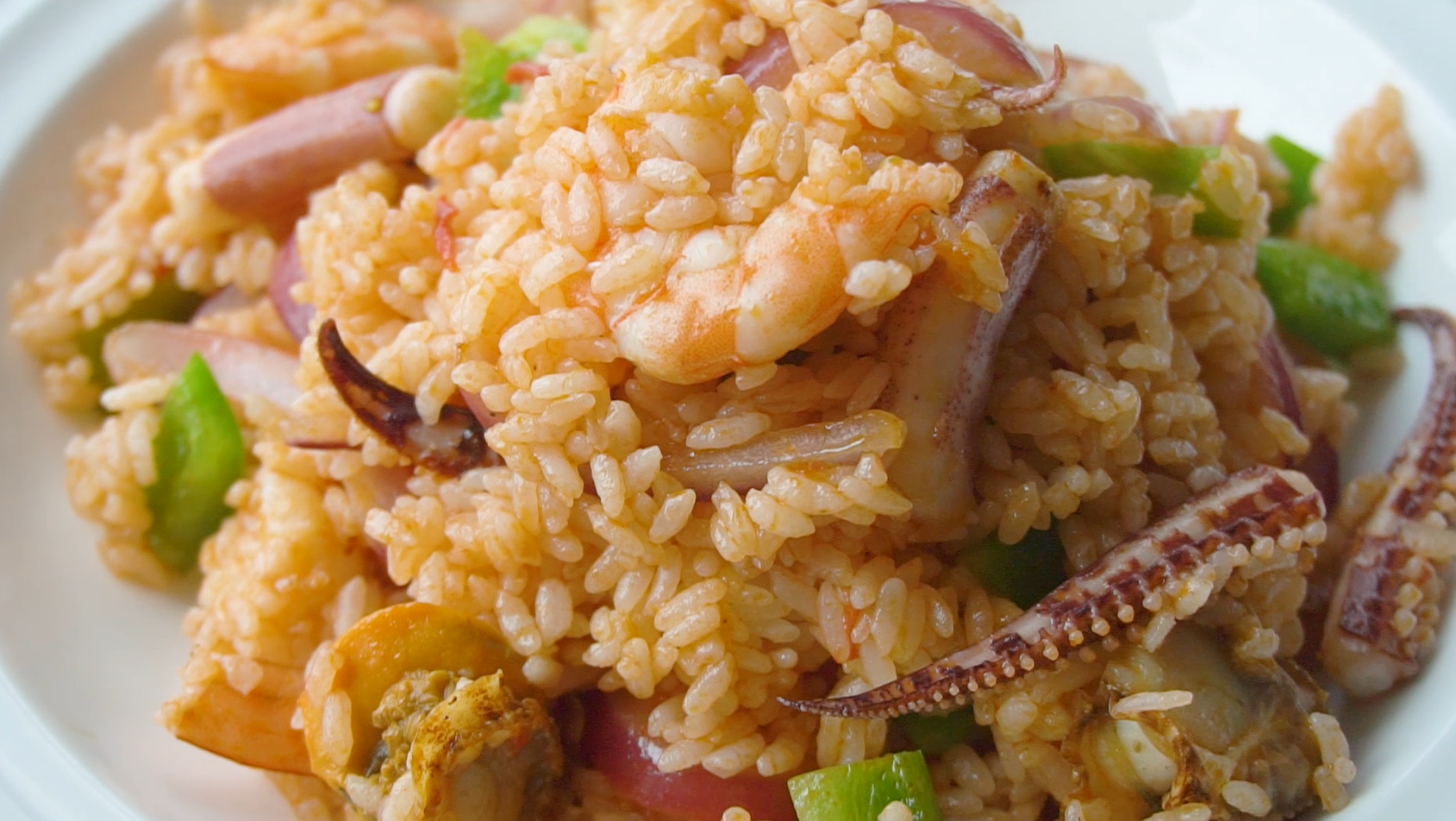 则一道色泽诱人,材料丰富的海鲜烩饭就做好了,这么多的海鲜丁在里面