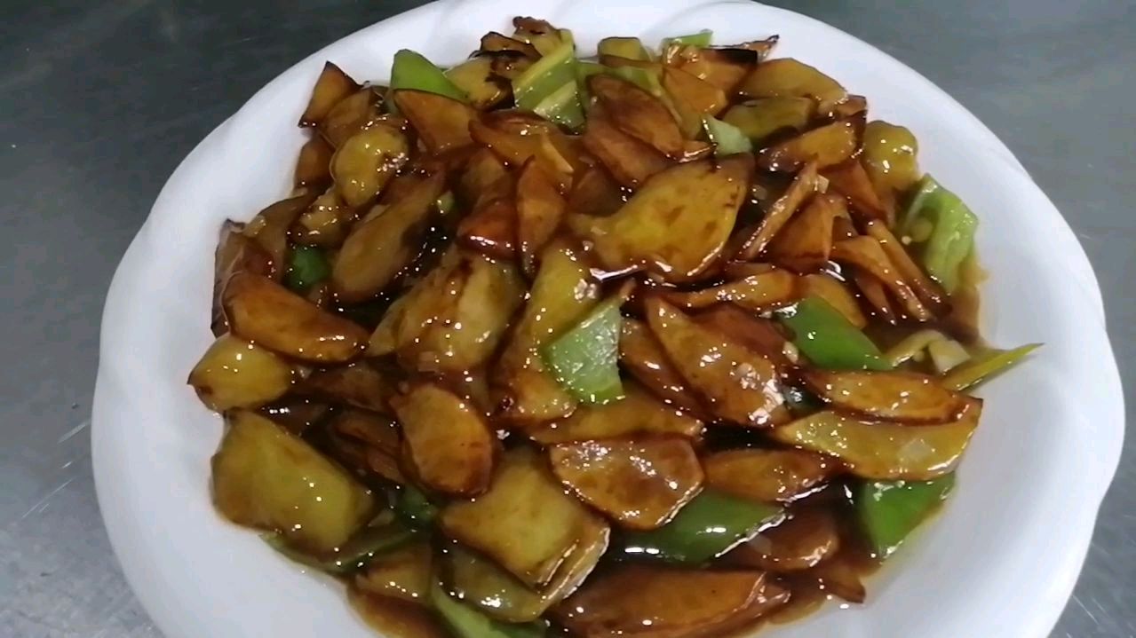 东北大厨做正宗的地三鲜,看似简单,其实有很多技巧
