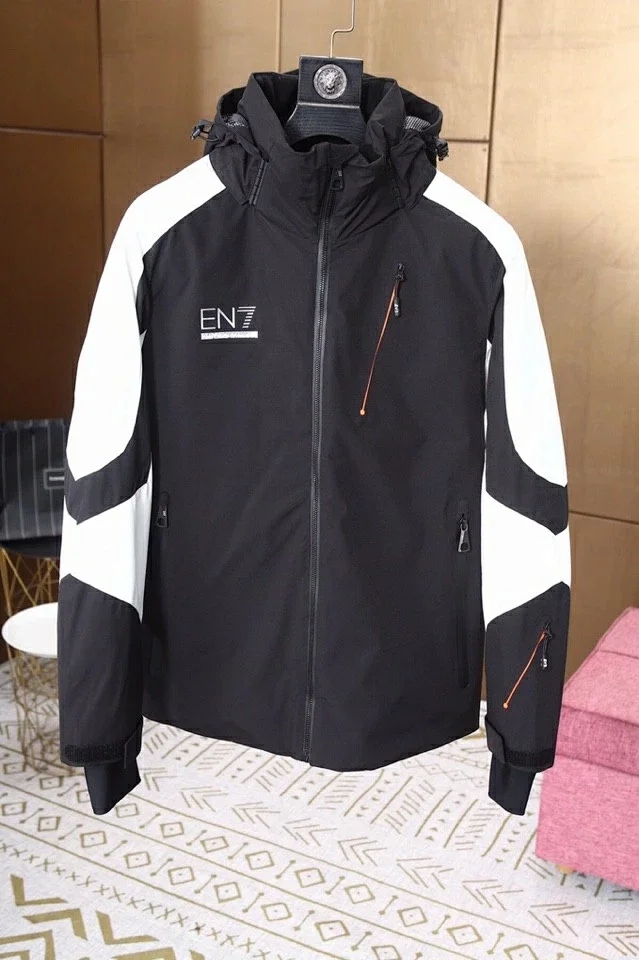 阿玛尼羽绒冲锋衣