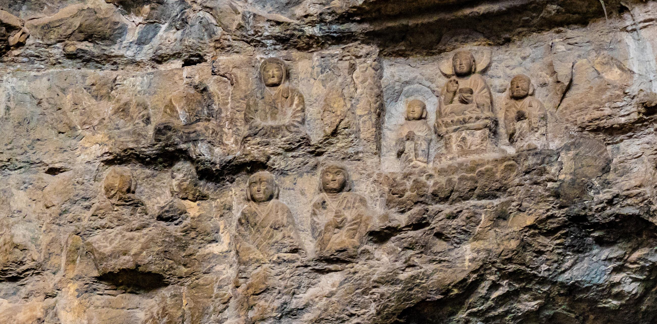 千年历史的摩崖石雕佛像群,被破坏得面目全非后,终于被保护起来