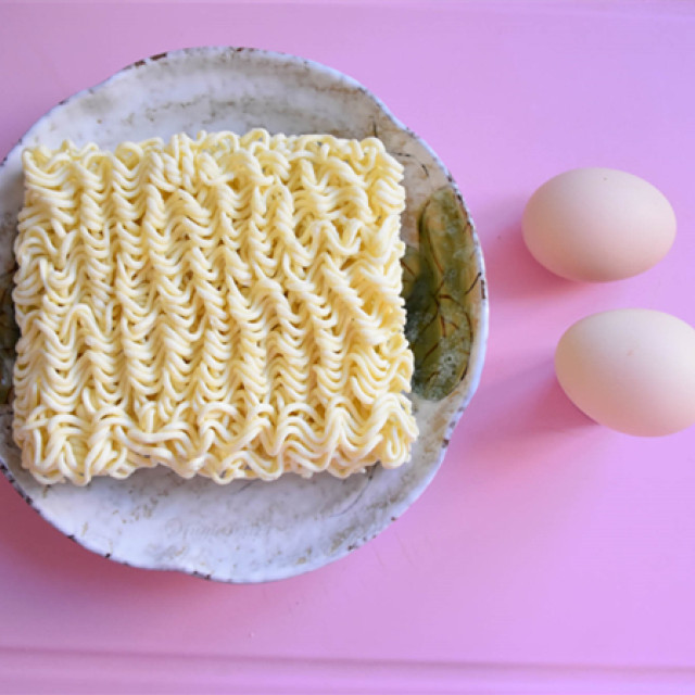 方便面鸡蛋饼,酥脆可口,一盘子都不够吃