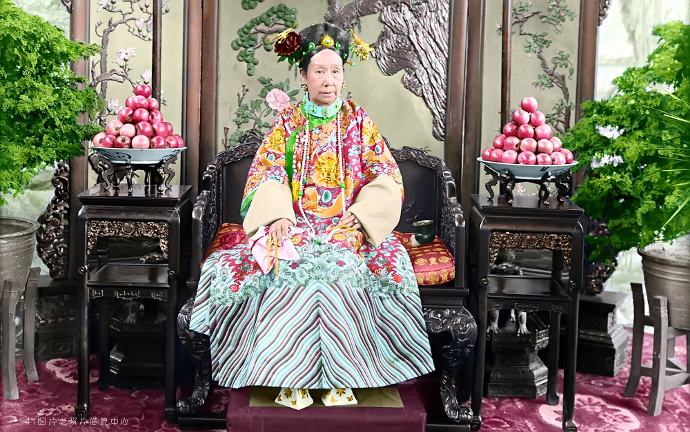 一个比较特殊的历史人物,流传的照片基本是慈禧晚年由裕勋龄拍摄的,在