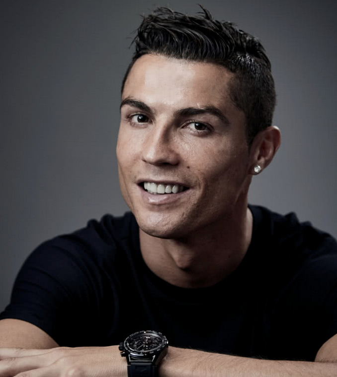 c罗和女友乔治娜亮相,为什么总戴着这对耳钉?难道是伊莲娜送的