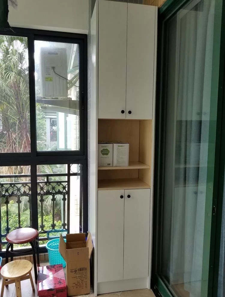 次卧的大衣柜,和主卧一样,全都是到顶的设计. 阳台柜子是不是很帅?