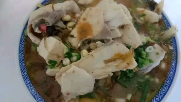 今天做了一大锅酸菜鱼炖豆腐,满满两大碗,豆腐比鱼还好吃