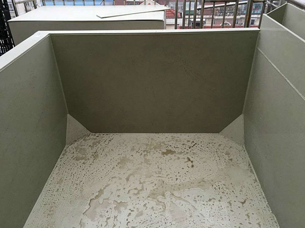 找了四位师傅焊接pvc板,一天的工作鱼池主体基本完工,鱼池内部